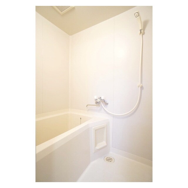 物件内観写真8　(清潔感のあるバスルーム)