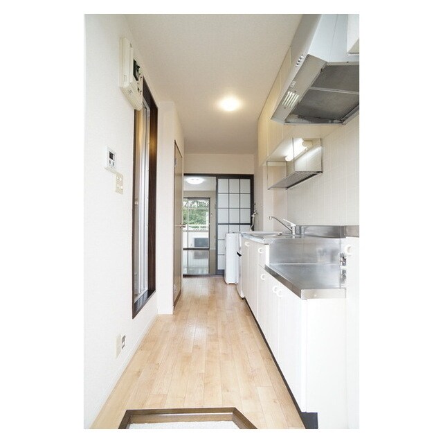 物件内観写真10　(玄関から続くキッチンスペース)