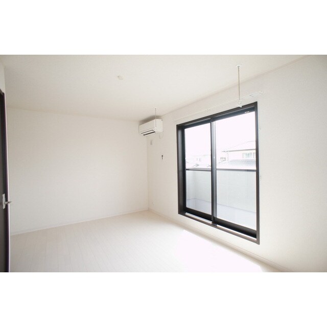 物件内観写真4　(明るい日差しの室内)