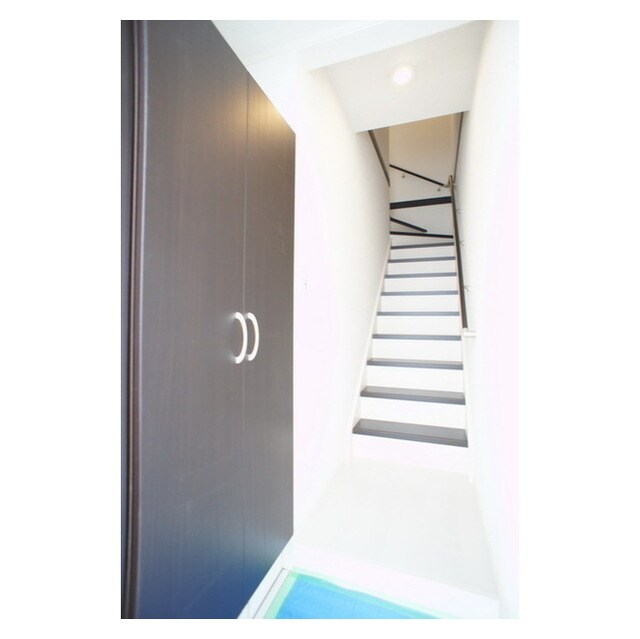 物件内観写真10　(シューズボックス完備の玄関)