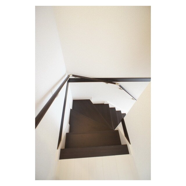 物件内観写真21　(階段に続きます)