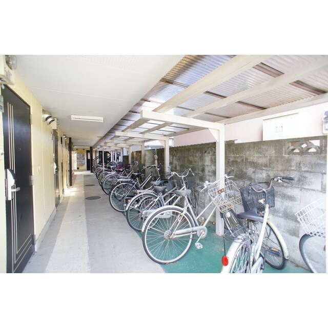 物件外観写真2　(駐輪スペースシッカリ確保)