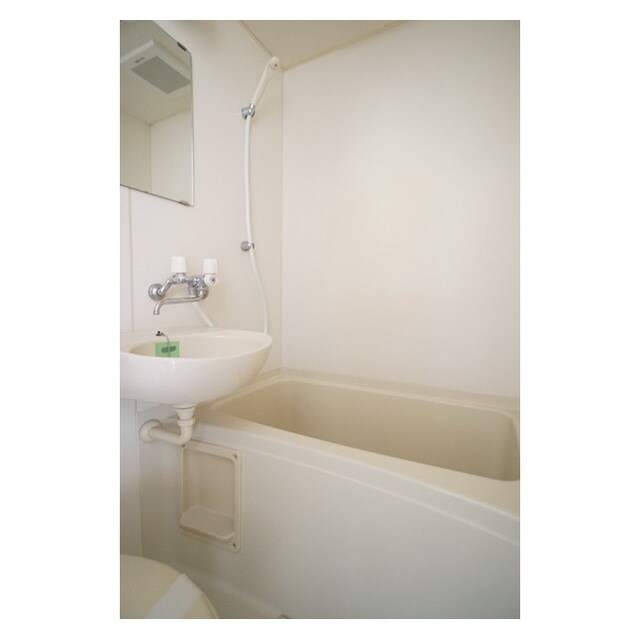 物件内観写真9　(鏡付きのバスユニット)