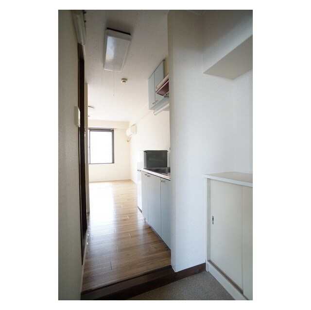 物件内観写真21　(玄関から続くキッチンスペース)