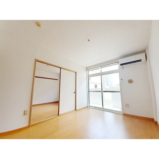 物件内観写真4　(明るい日差しの室内)