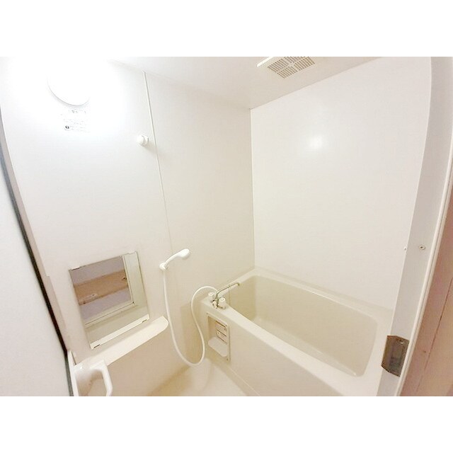 物件内観写真8　(鏡付きバスルーム)