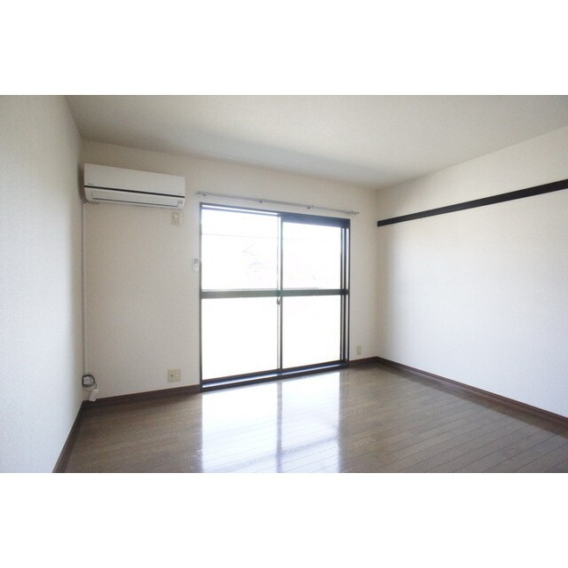 物件内観写真4　(明るい日差しの室内)