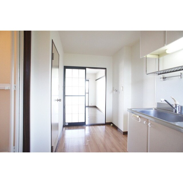 物件内観写真10　(玄関スペースからの眺めになりま)