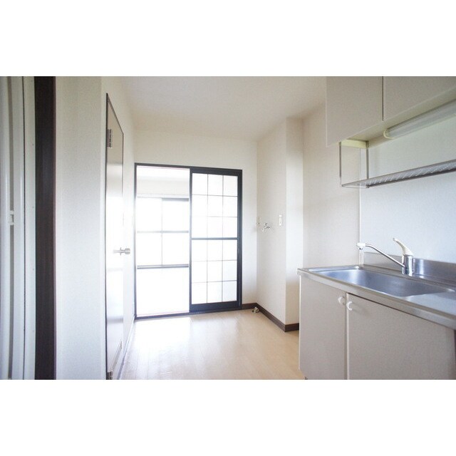 物件内観写真10　(玄関スペースからの眺めになりま)