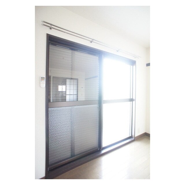 物件内観写真20　(雨戸を完備)