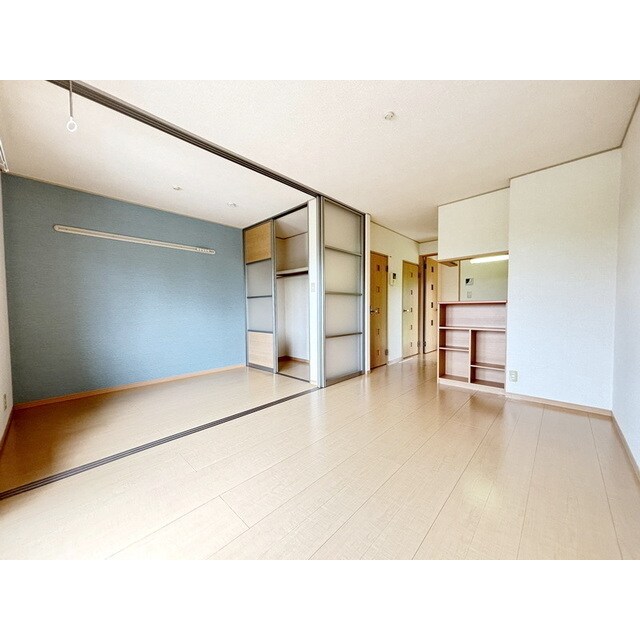 物件内観写真4　(奥行があり広々としたリビング)