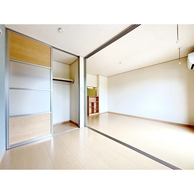 物件内観写真5　(大きな収納付きの寝室です☆)