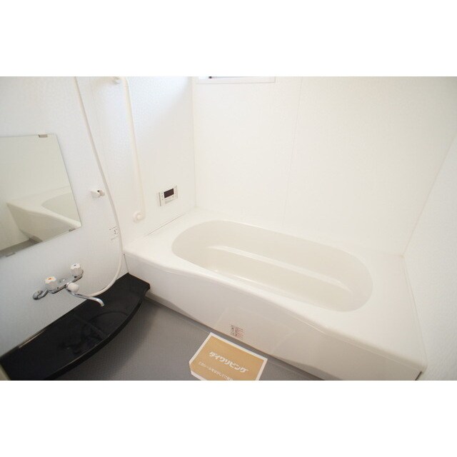 物件内観写真7　(シャンプー棚や鏡も完備)