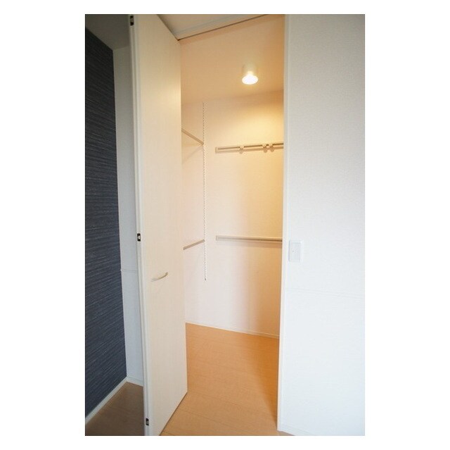 物件内観写真10　(荷物が増えても安心のＷＩ収納)