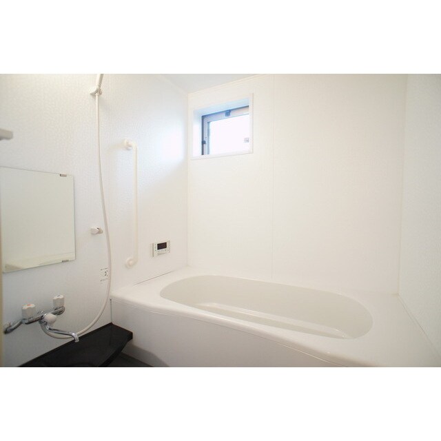 物件内観写真19　(小窓は日中の換気に便利)