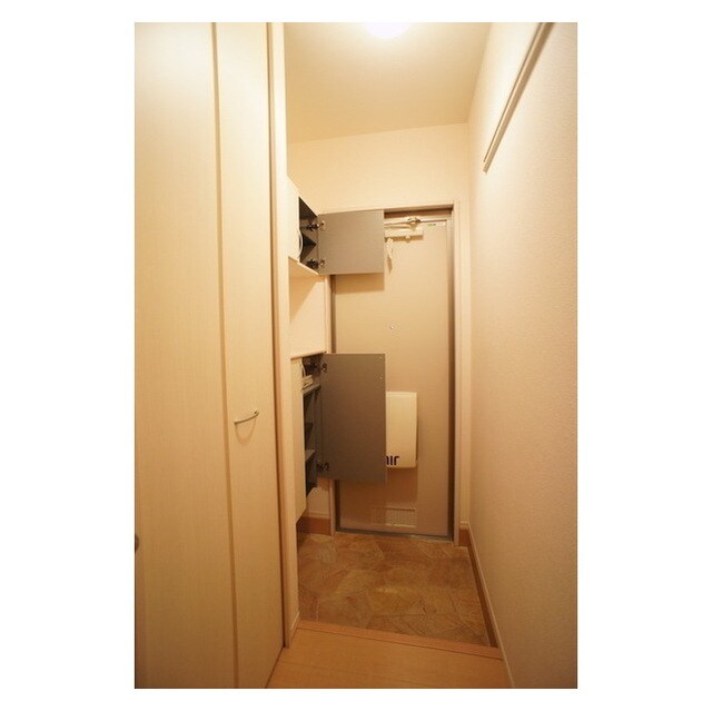 物件内観写真23　(シューズボックス完備の玄関)