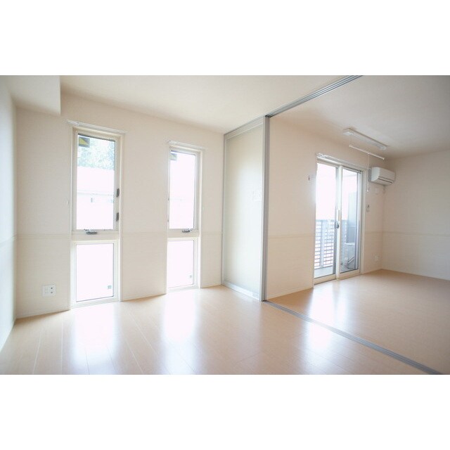 物件内観写真4　(窓が多く明るい日差しの室内)