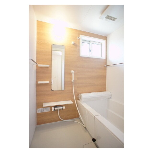 物件内観写真7　(シャンプー棚や鏡完備)