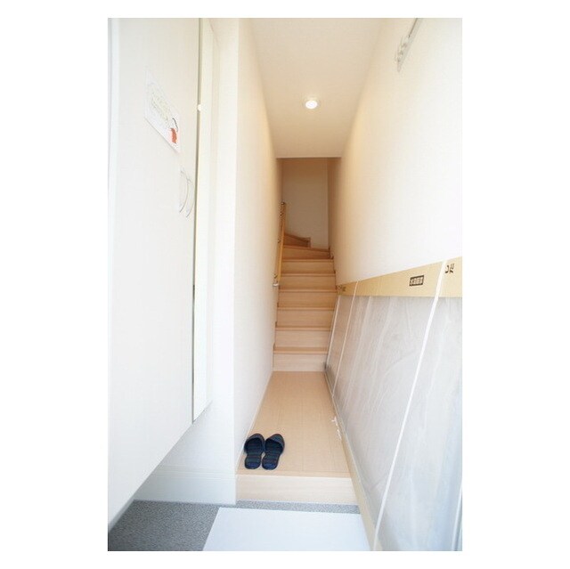 物件内観写真11　(目線が気にならない玄関ホール)