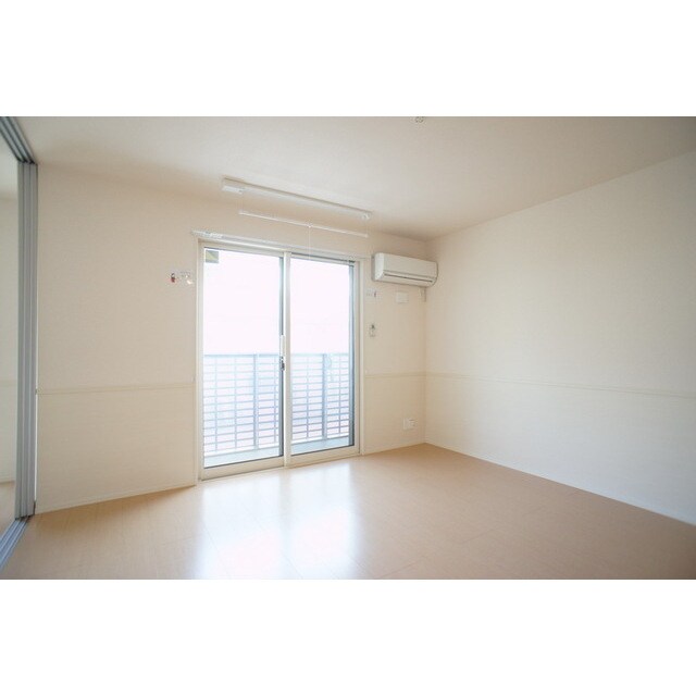 物件内観写真18　(明るい日差しの室内)