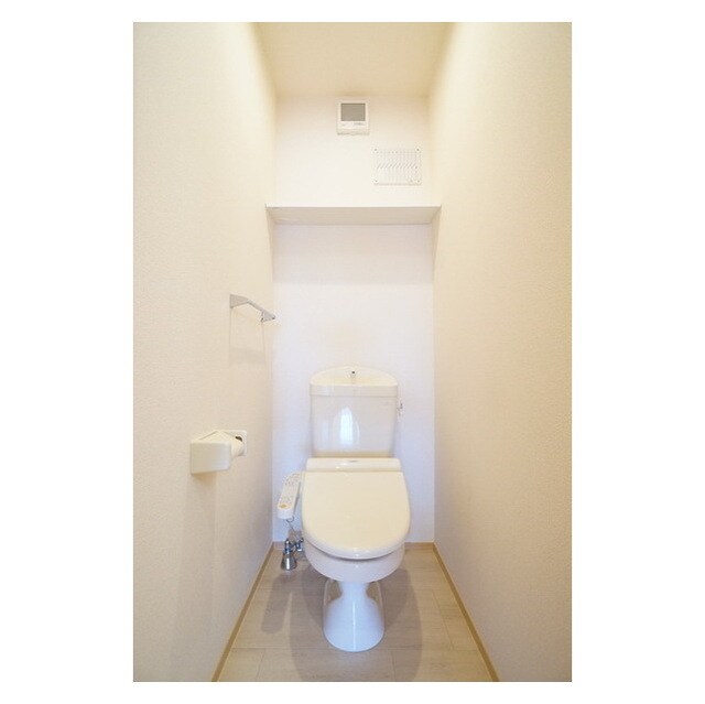 物件内観写真8　(温水洗浄便座で快適ですね)