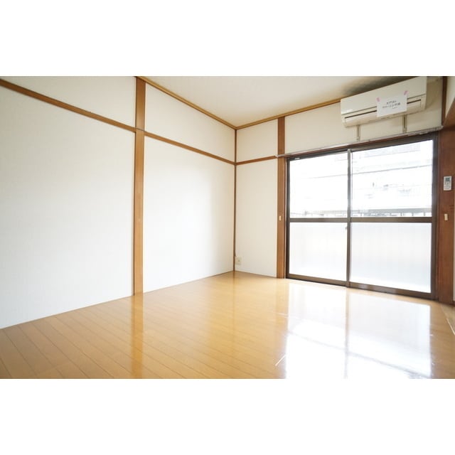 物件内観写真4　(明るい日差しの室内)