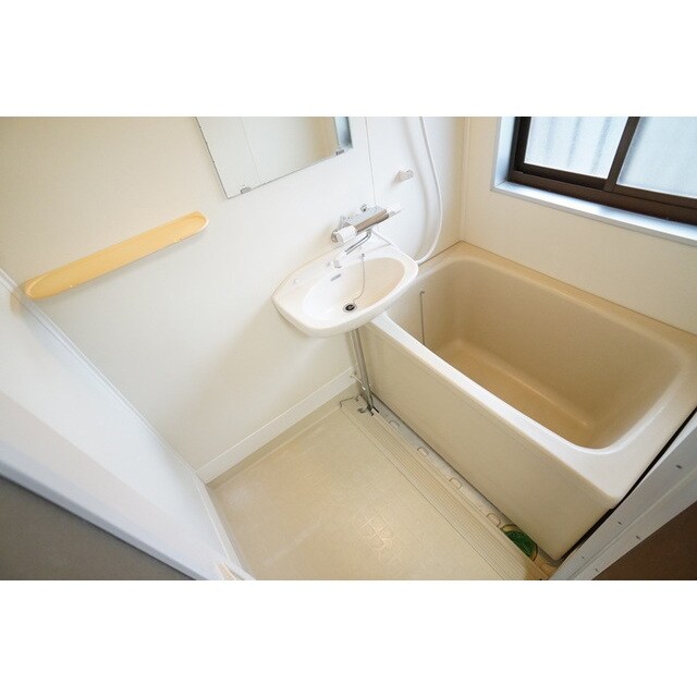 物件内観写真18　(広さ十分なバスルーム)