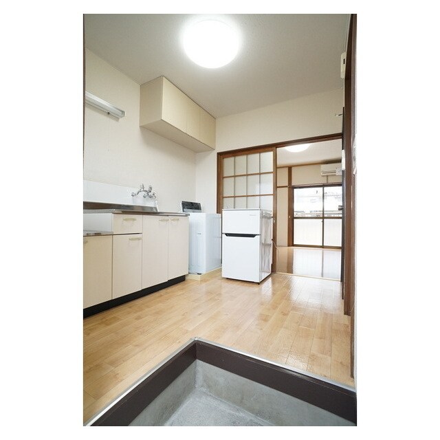 物件内観写真19　(玄関から続くキッチンスペース)