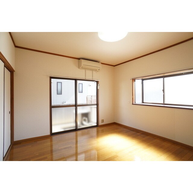 物件内観写真4　(明るい日差しの室内)