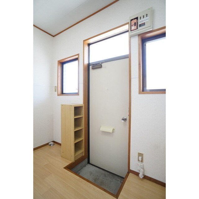 物件内観写真11　(玄関から続くキッチンスペース)