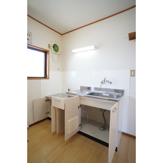 物件内観写真16　(小窓もあり換気に便利ですね)