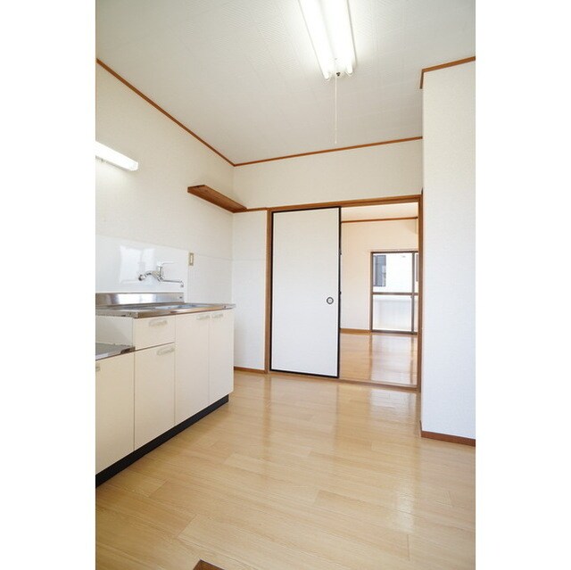 物件内観写真21　(玄関から続くキッチンスペース)