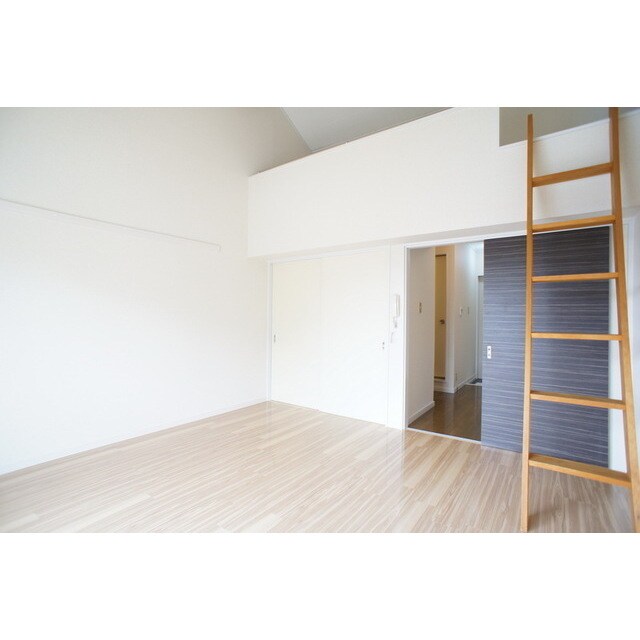 物件内観写真4　(天井が高く室内を広く感じます)