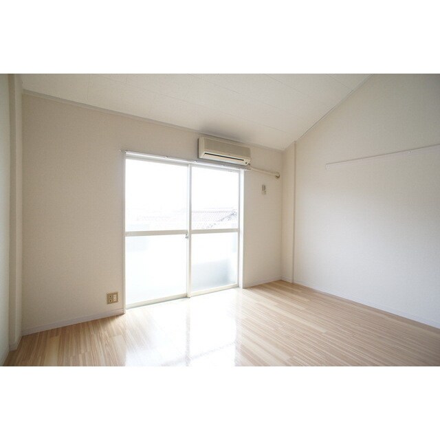 物件内観写真6　(日当たりの良い室内)