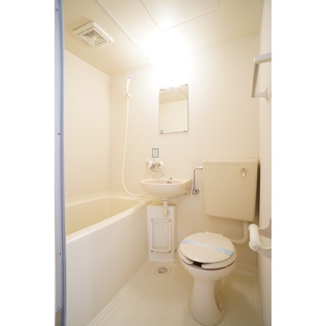 物件内観写真8　(清潔感のあるバスルーム)