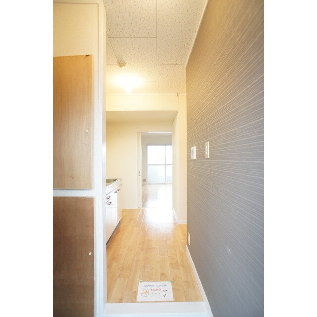 物件内観写真18　(玄関から続くキッチンスペース)