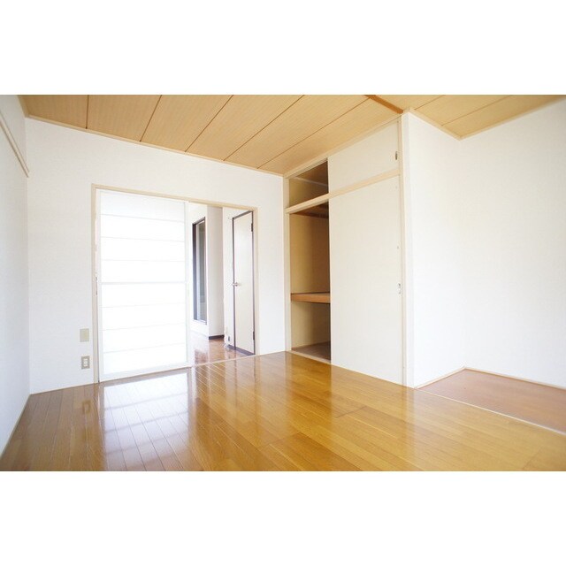 物件内観写真6　(充実した収納も魅力)