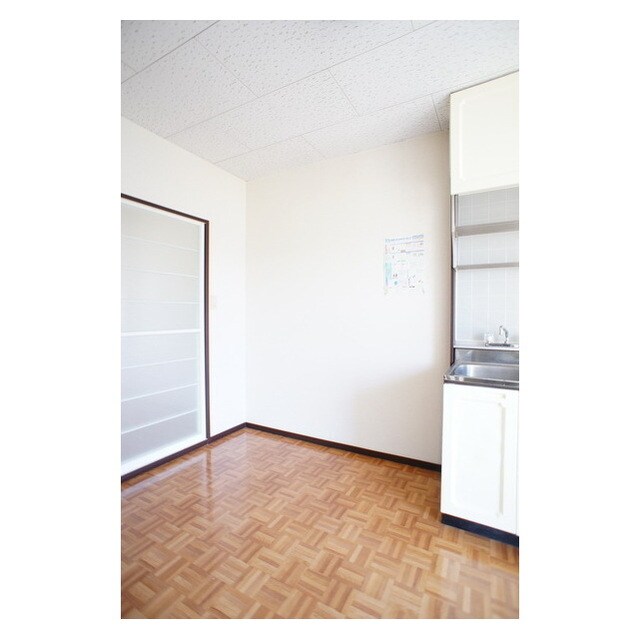 物件内観写真16　(キッチンにも余裕の空間)