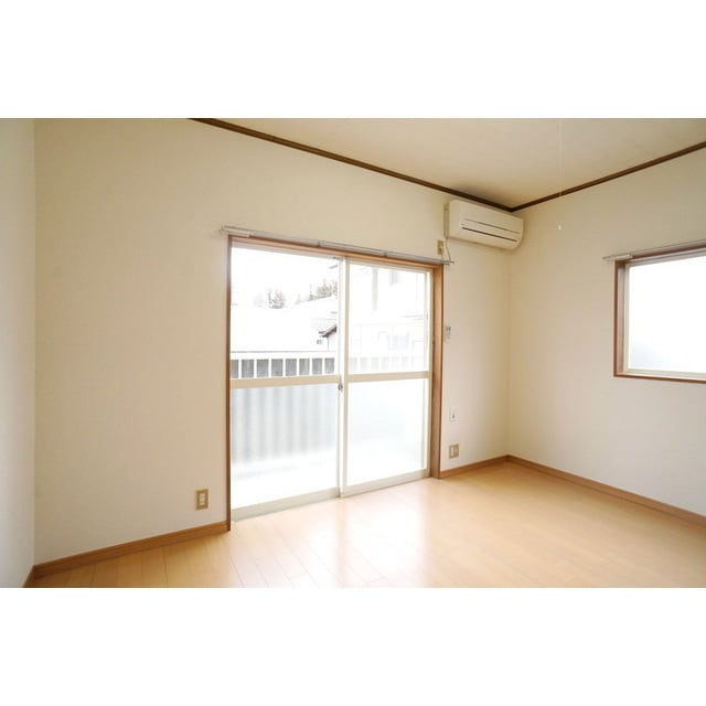 物件内観写真4　(明るい日差しの空間)