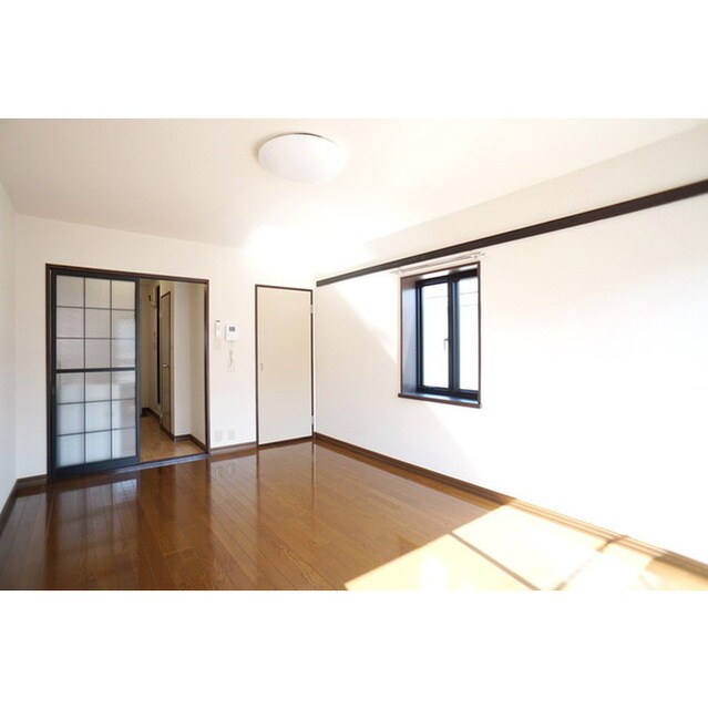 物件内観写真6　(家具の配置をイメージしやすい室)