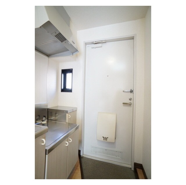 物件内観写真17　(シューズボックス完備の玄関です)