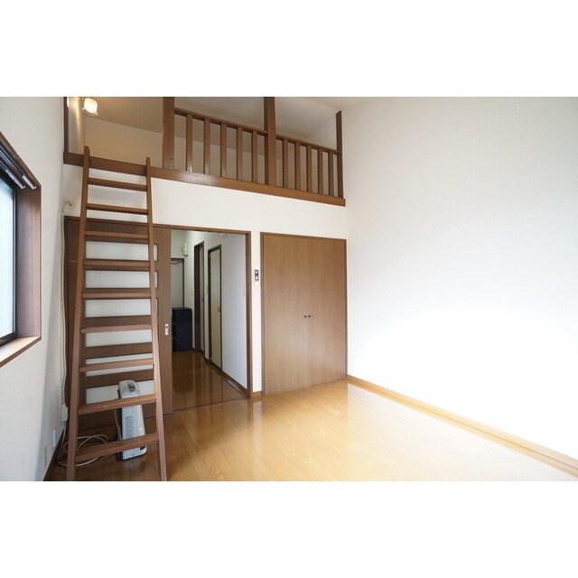 物件内観写真6　(天井が高く室内をより広く感じま)