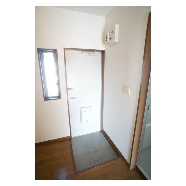 物件内観写真19　(小窓があり、明るい玄関)