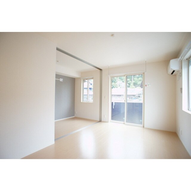 物件内観写真4　(明るい日差しの室内)