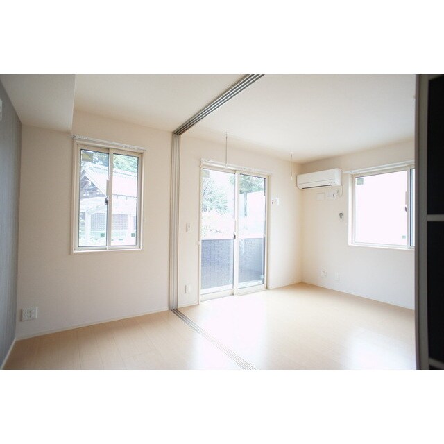 物件内観写真20　(窓が多く明るい室内)