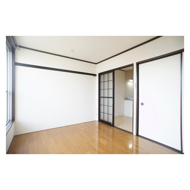 物件内観写真6　(メンテナンスの行き届いた部屋明)