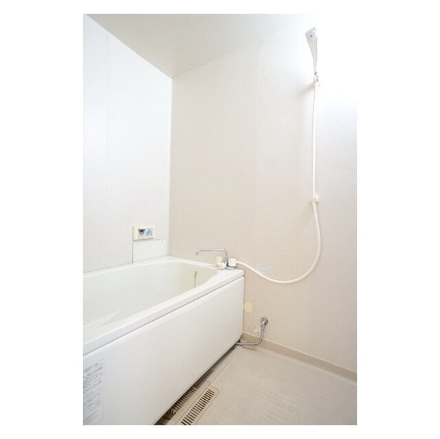 物件内観写真8　(シンプルで清潔感のあるバスルー)