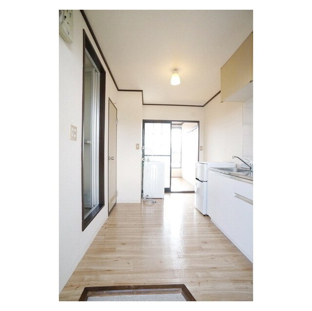 物件内観写真16　(玄関から続くキッチンスペース)