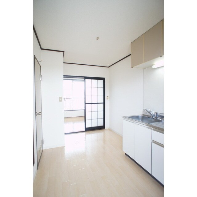 物件内観写真19　(玄関から続くキッチンスペース)