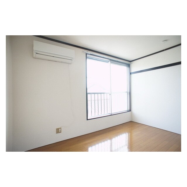 物件内観写真21　(明るい日差しの室内)